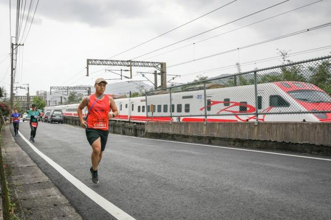 新北市鐵道馬拉松接力賽的追友可享受與火車並肩而跑的獨特體驗