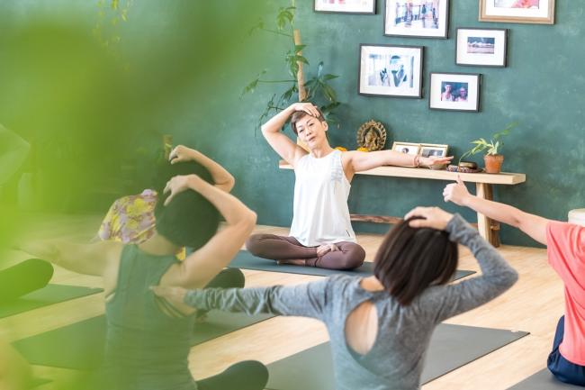 第一屆50+銀光女神派對在The Yoga Shala - Mysore Taipei教室進行，「瑜珈阿嬤」陳冬蓮帶領放鬆伸展