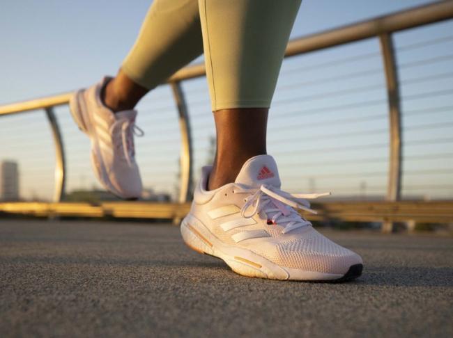 女性專屬 adidas Solarglide 5 跑鞋  春季限定色登場 