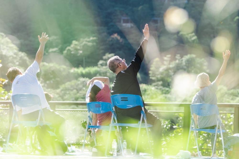在仙境森林練椅子瑜珈   銀光計畫 x 知本老爺酒店推冬季限定瑜珈快閃教室